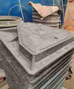 Heavy Duty 40 Tons Triangular Composite Resintuff Manhole Covers 700 mm x 700 mm.