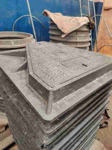 Heavy Duty 40 Tons Triangular Composite Resintuff Manhole Covers 700 mm x 700 mm.